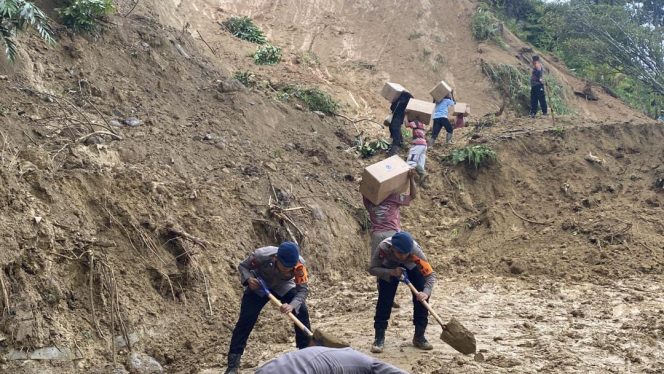 
					Satbrimob Polda Banten Lakukan Evakuasi Warga Terdampak Longsor di Kecamatan Cibeber