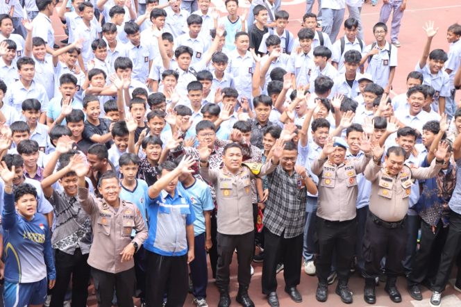 
					Kapolres Jauhari Datangi SMK Yuppentek 1, Ajak Pelajar Jauhi Tawuran dan Gangster Remaja