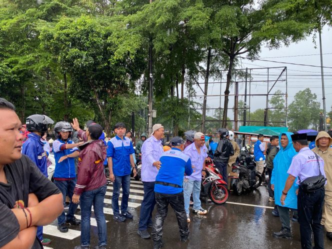 
					Di bawah Guyuran Hujan Lebat Kapolres Serang AKBP Condro Sasongko Bersama Buruh Yang sedang Unjuk Rasa di Depan Pendopo Bupati Serang