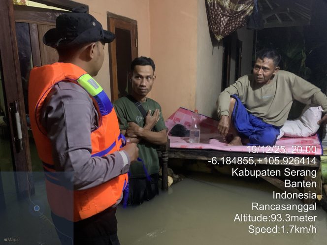 
					Curah Hujan Tinggi Picu Banjir di Rancasanggal, Ratusan Warga Dievakuasi Polsek Cinangka