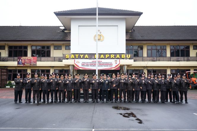 
					Polres Cilegon Anugerahkan Satya Lencana Pengabdian kepada 51 Personel Berprestasi