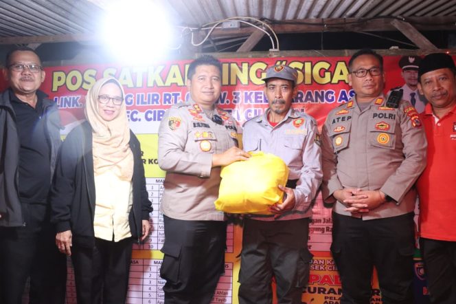 
					Kapolres Cilegon Sambangi Pos Kamling Jerang Ilir, Ajak Warga Jadi Polisi bagi Lingkungannya