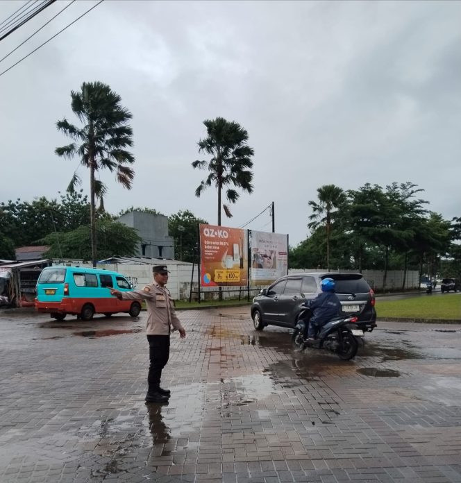 
					Strong Point Sore Hari, Polsek Panongan Atur Lalu Lintas di Perempatan Lugano Citra Raya