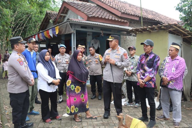 
					Tinjau Rumah Roboh di Kresek, Kapolresta Tangerang Pastikan Koordinasi Bantuan Pembangunan Ulang*