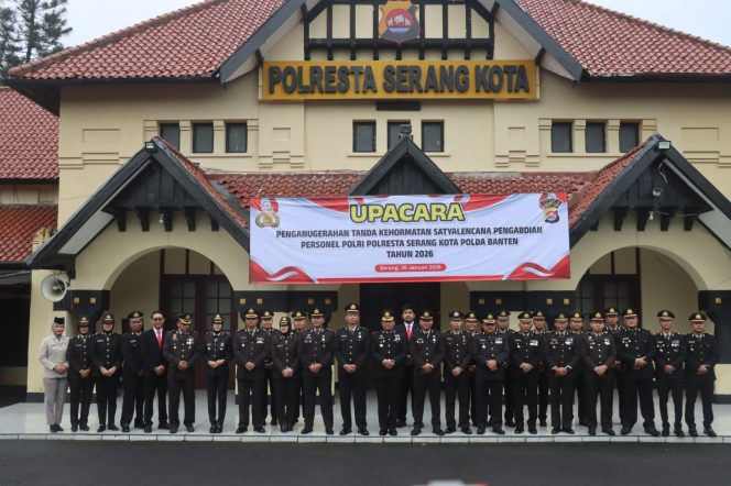 
					Wakapolresta Serang Kota Pimpin Upacara Penganugerahan Tanda Kehormatan Satyalencana Pengabdian