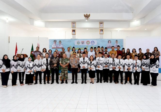 
					Bupati Humbang Hasundutan Hadiri Pelantikan Pengurus PGRI Kabupaten Periode 2025–2030