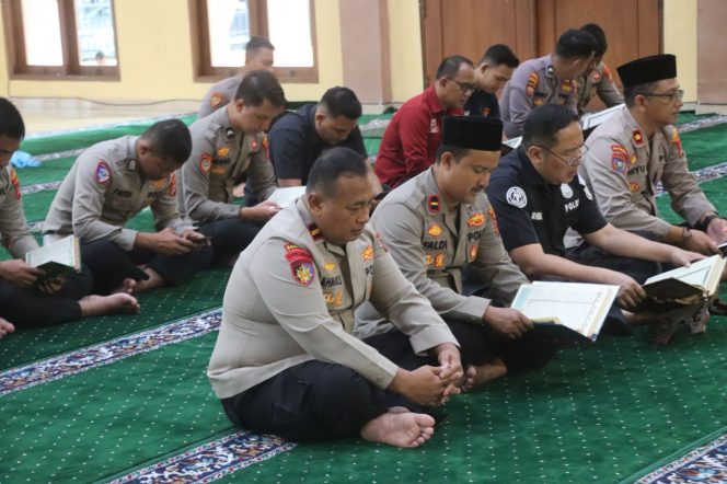 
					Personel Polresta Serang Kota Laksanakan Tadarusan di Bulan Suci Ramadhan 1447 H