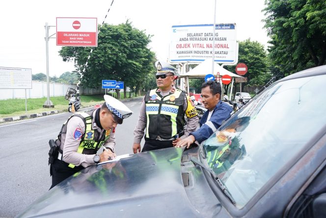 
					Ops Keselamatan Hari Ke-3, Sat Lantas Polres Cilegon Lakukan Teguran dan Tilang di Beringin Ciwandan