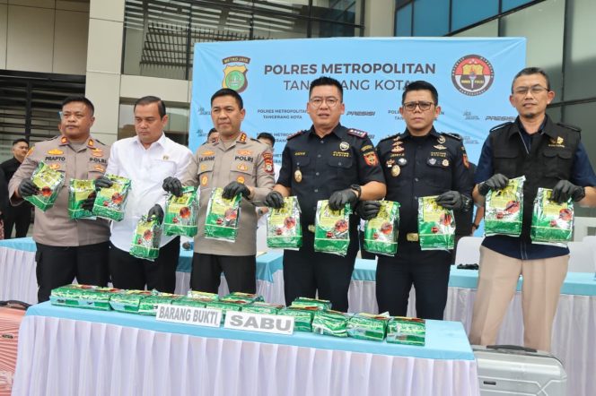 
					Polres Metro Tangerang Kota Bongkar 25 Kg Sabu Jaringan Internasional, Diselundupkan Pakai Alphard*
