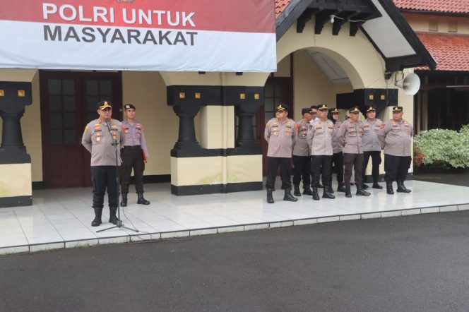 
					Wakapolresta Serang Kota Pimpin Apel Pagi, Tekankan Kedisiplinan Personel serta tingkatkan Patroli
