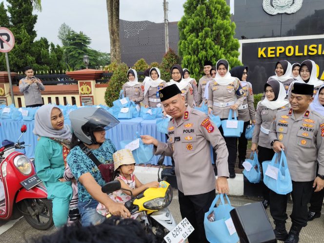 
					Dibulan Penuh Berkah, Kapolda Banten Berbagi Takjil untuk Pengguna Jalan*