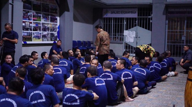 
					Ratusan Napi High Risk dipindahkan dari Lapas Cipinang Ke Nusakambangan