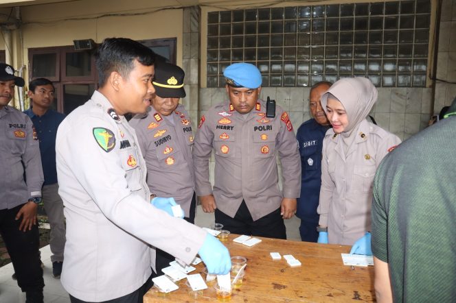 
					Tegas dan Transparan, Polres Cilegon Laksanakan Tes Urine Mendadak, Seluruh Personel Negatif Narkoba