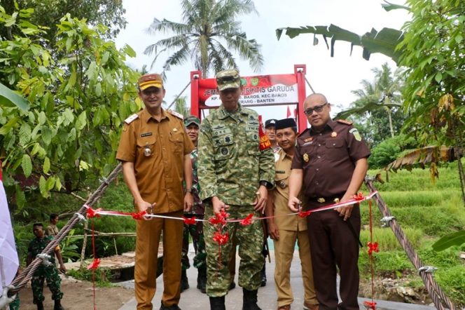 
					Dibangun TNI AD, Jembatan Garuda di Kampung Mayak Baros Diresmikan.