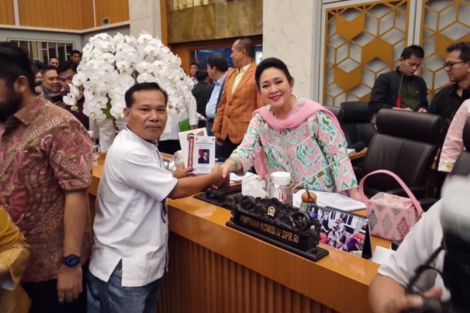 
					Undangan Peluncuran Buku Prabowonomic dan Ucapan Selamat Ulang Tahun ke-67 kepada Ketua Komisi IV DPR RI Siti Hediati Hariyadi (Titiek Soeharto) oleh Yonge Sihombing