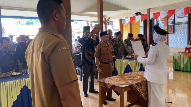
					Pelantikan dan Pengambilan Sumpah Jabatan Perangkat Desa Tanggunggunung unsur Sekertaris Desa