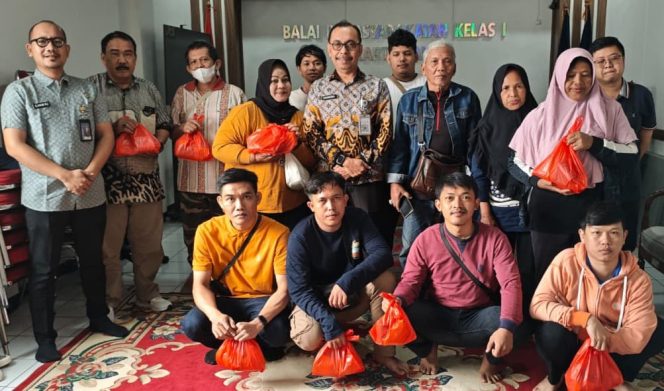 
					Implementasi Program Akselerasi, Bapas Jakarta Barat Salurkan Bantuan kepada Klien