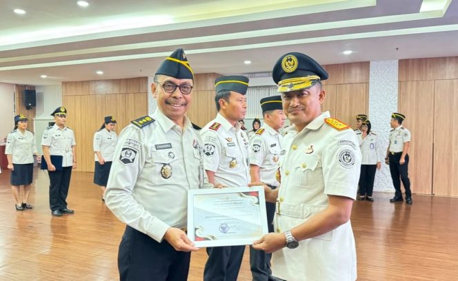 
					Predikat Sangat Baik, Bapas Jakarta Barat Terima Penghargaan Maladministrasi Pelayanan