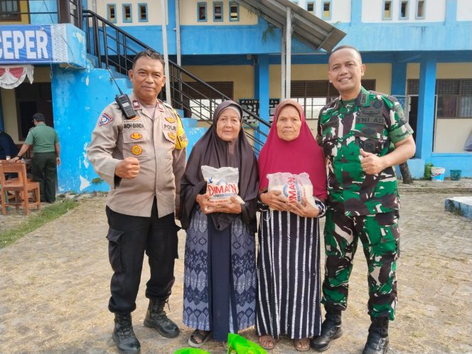 
					Tebar Kepedulian, Koramil 02/Batuceper Salurkan Bantuan Sembako untuk Masyarakat