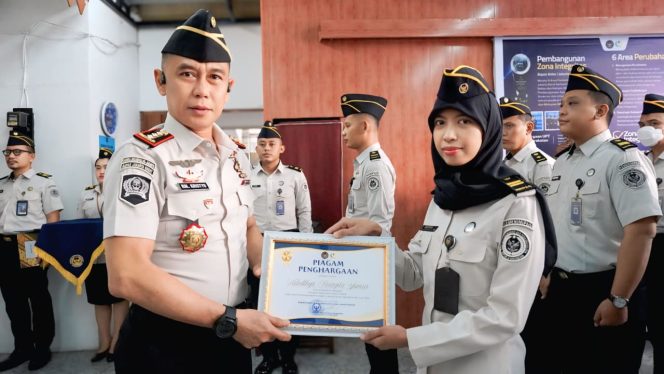 
					Tingkatkan Kualitas Pelayanan: Bapas Jakarta Barat Beri Penghargaan Kepada Pegawai Berprestasi