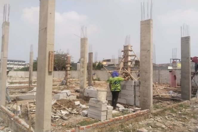 
					Keberadaan Proyek Pembangunan 32 Unit Rumah di Semanan Diduga tanpa PBG Tetap Berjalan