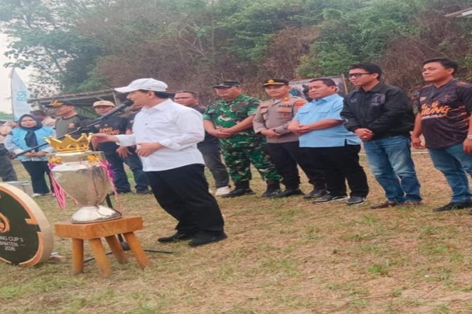 
					Polsek Jawilan Polres Serang hadir dalam pembukaan Open Turnamen Maung Cup 3 yang berlangsung di Stadion Lapangan Maung Cup, Kampung
