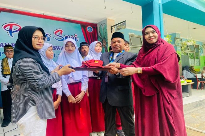 
					Pelepasan Atribut Sekolah Sebagai Tanda Pelepasan Siswa Kelas VI UPTD SDN Pamulang Indah