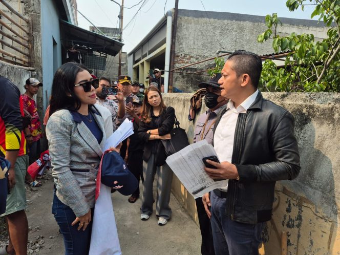 
					Tampak Janggal !!! Juru Sita Eksekusi Pengadilan Negeri Jakarta Barat Laksanakan Eksekusi Lahan Tanah Kosong dengan Konstatering (pencocokan batas objek tanah yang tidak jelas).