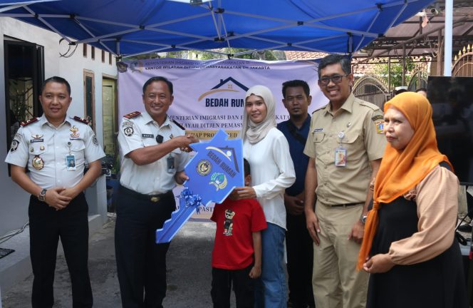 
					Penyerahan Kunci Secara Simbolis Tandai Berakhirnya Renovasi Rumah Klien Pemasyarakatan