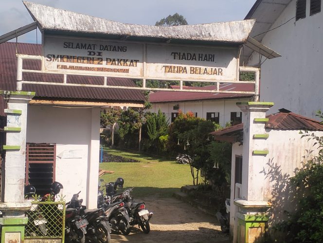 
					kepala sekolah SMKN2 pakkat jarang hadir dan tidak konsisten dalam memimpin sekolah