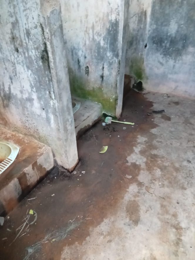 
					Kepala Sekolah Jarang Hadir; Tanggungjawab Kepala Sekolah Tidak Sesuai Dengan Peraturan Yg Berlaku.