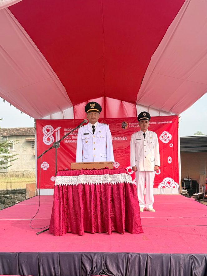 
					Camat Besuki Pimpin Upacara PHBN HUT RI ke 81 di lapangan Desa Besuki dengan Khidmat