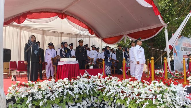 
					Camat Bandung Pimpin Upacara PHBN HUT RI ke 81 di lapangan Desa Gandong