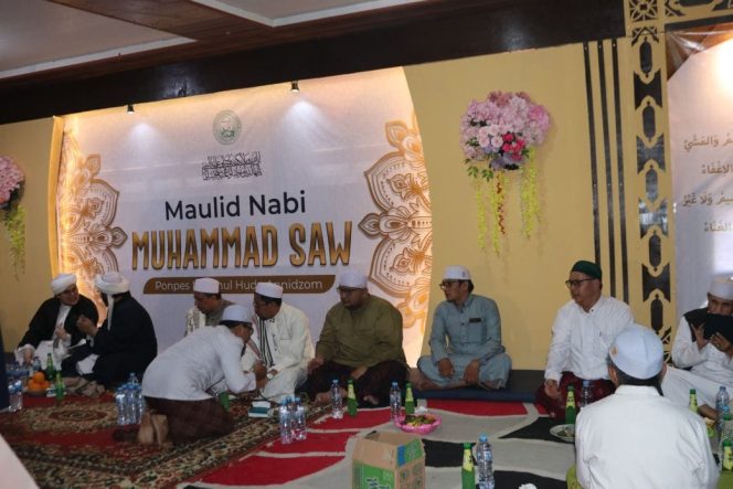 
					Maulid Nabi di Ponpes Miftahul Huda Annidzom, Ribuan Jamaah dan Puluhan Habaib Serukan Keteladanan Rasulullah