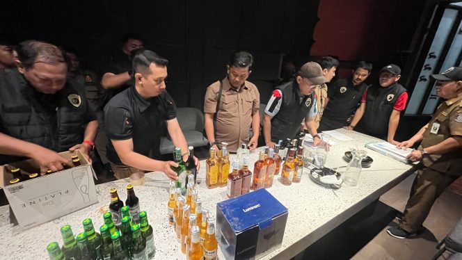 
					Satpol PP Tangsel Razia Hiburan Malam, 281 Botol Miras di Sita.