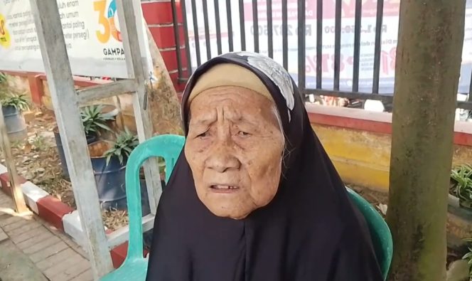 
					Miinim Pelayanan Disabilitas,Nenek 90 Tahun terbentur aturan KTP asli saat antri Bansos