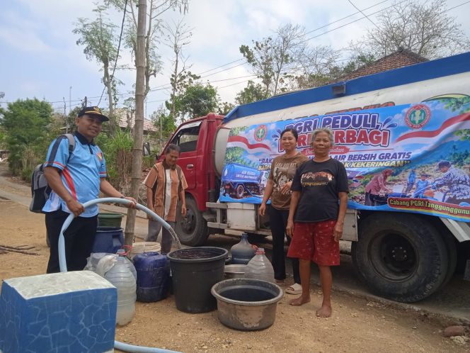 
					PGRI Peduli,Salurkan Bantuan Air Bersih Ke Warga Terdampak Kekeringan
