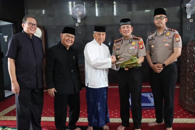 
					Dari Mimbar Jumat, Kapolres Jakbar Kombes Pol Nasriadi Ajak Masyarakat Jaga Kerukunan dan Keamanan Lingkungan*