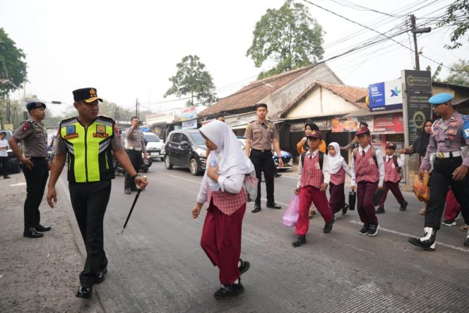 
					Kapolda Banten Irjen Pol Hendra Kurniawan Laksanakan Gatur Pagi, Pastikan Keselamatan Pelajar*