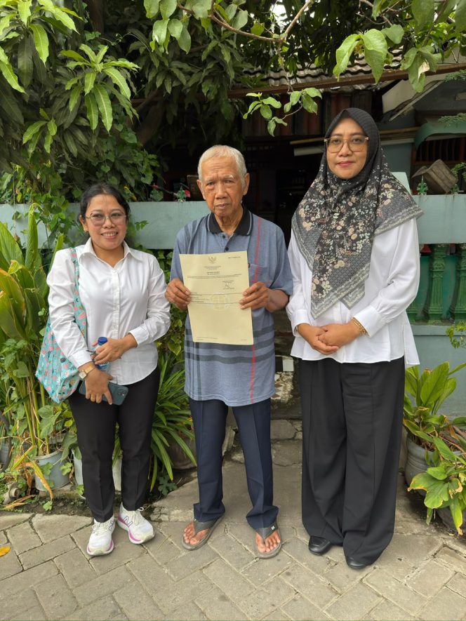 
					HADIRKAN PELAYANAN PERTANAHAN INKLUSIF, KANTAH KOTA TANGERANG ANTARKAN SERTIPIKAT TANAH LANGSUNG KE RUMAH PEMOHON MELALUI INOVASI CLBK*
